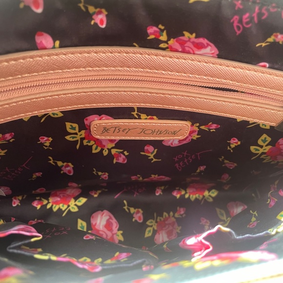 Rare Betsey Johnson Rose Gold and Black Striped Large Wristlet- *BRAND NEW* - Picture 5 of 6